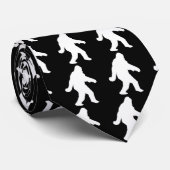 White Sasquatch Silhouette voor donkere achtergron Stropdas (Opgerold)