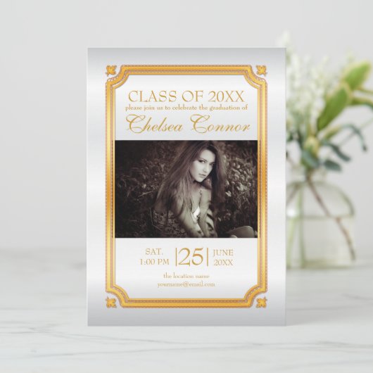 White Satin and Gold Afstuderen Kaart (Staand voorkant)