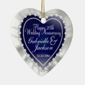 White Satin & Diamonds Wedding Keepslag |Navy Blue Keramisch Ornament (Rechts)