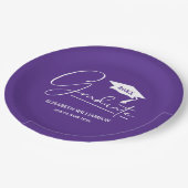 White Script Graduation Cap Paarse Papieren Bordje (Gekanteld)