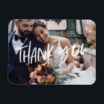 White Script Modern Photo Weddenschap Bedankt Magneet<br><div class="desc">De bruiloft bedankt je magnetische kaarten, de perfecte manier om je favoriete trouwdag foto te delen met vrienden en familie. Als u verdere aanpassingsverzoeken na het plaatsen van uw foto nodig hebt (zoals tekst die naar boven of naar onder wordt bewogen of in een verschillende kleur zodat is het gemakkelijker...</div>