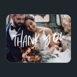 White Script Modern Photo Weddenschap Bedankt Magneet<br><div class="desc">De bruiloft bedankt je magnetische kaarten, de perfecte manier om je favoriete trouwdag foto te delen met vrienden en familie. Als u verdere aanpassingsverzoeken na het plaatsen van uw foto nodig hebt (zoals tekst die naar boven of naar onder wordt bewogen of in een verschillende kleur zodat is het gemakkelijker...</div>