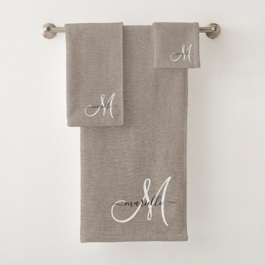 White Script Monogram Taupe Faux Linen Bad Handdoek (Insitu)