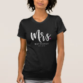 White Script Mrs. (naam) met uw trouwjaar T-shirt (Voorkant)