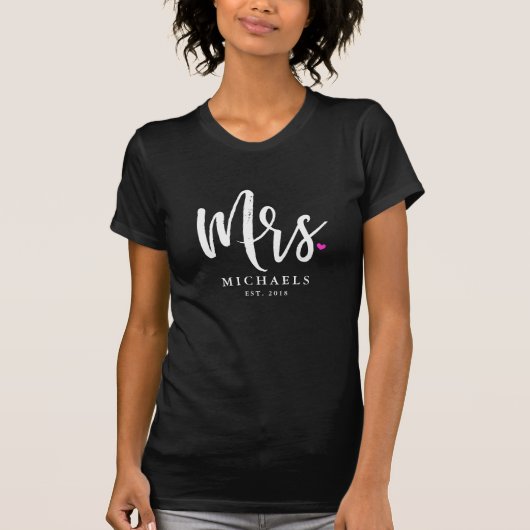 White Script Mrs. (naam) met uw trouwjaar T-shirt (Voorkant)
