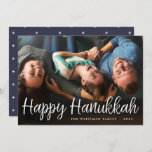 White Script Overlay Happy Hanukkah Volledige foto Feestdagenkaart<br><div class="desc">De elegante en feestelijke Hanukkah-fotokaart kenmerkt "Happy Hanukkah" in handgeschreven stijl casual witte scripttypografie. Pas aan met je familienaam en het jaar onderaan.</div>