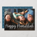 White Script Overlay Happy Hanukkah Volledige foto Feestdagenkaart<br><div class="desc">De elegante en feestelijke Hanukkah-fotokaart kenmerkt "Happy Hanukkah" in handgeschreven stijl casual witte scripttypografie. Pas aan met je familienaam en het jaar onderaan.</div>