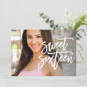 White Script Sweet Sixteen Fotodag uitnodiging (Staand voorkant)