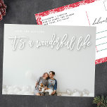 White Shadow Het is een prachtig leven Kerstmis Feestdagenkaart<br><div class="desc">Het is een Wonderful Life Feestdagen Photo Briefkaart Script in White Shadow belettering. rug heeft een  bloemrand. Letterstijl. Groot fotoontwerp. Gelukkig,  feestelijk ontwerp. Het is een prachtig leven. bloemetjes. rood en wit. bloemig lijst.</div>