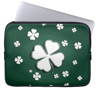 White shamrocks op green background-laptophoes laptop sleeve