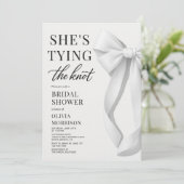 White She's Tying The Knot Bow Bridal Shower Kaart (Staand voorkant)