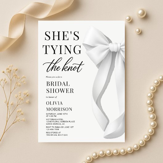 White She's Tying The Knot Bow Bridal Shower Kaart