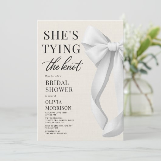 White She's Tying The Knot Elegant Bridal Shower Kaart (Staand voorkant)