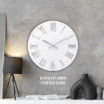 White Silver Metallic Grey Roman Numbers Grote Klok<br><div class="desc">Unieke minimale en decoratieve corresponderen met de werkelijke mode in het thuisdecor. U kunt de vorm en kleur van de hand veranderen. Het ontwerp van florenceK</div>