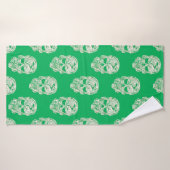 White Skulls Pattern on Green Badhanddoek (Badhanddoek)