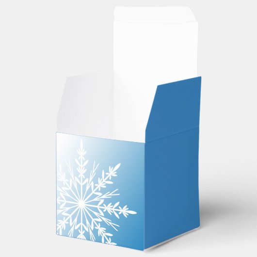 White Snowflake on Blue Winter Wedding Bedankdoosjes (Geopend)