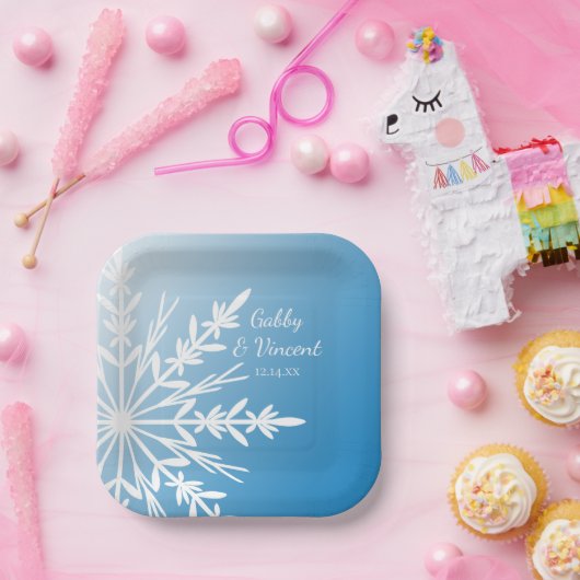 White Snowflake on Blue Winter Wedding Papieren Bordje (Feest)