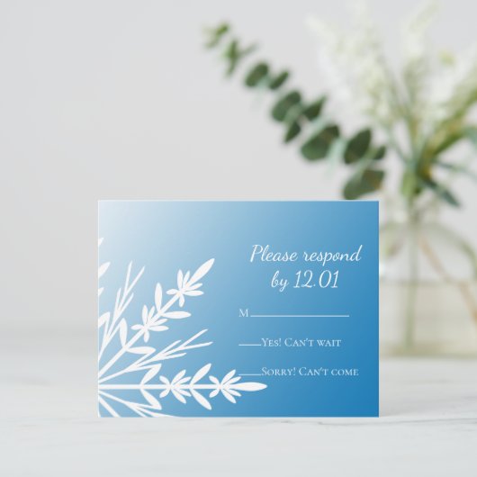 White Snowflake on Blue Winter Wedding RSVP (Staand voorkant)