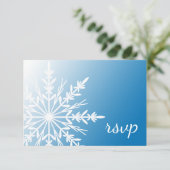 White Snowflake on Blue Winter Wedding RSVP Kaartje (Staand voorkant)
