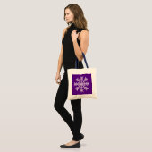 White Snowflake on Holiday Paars Tote Bag (Voorkant (model))