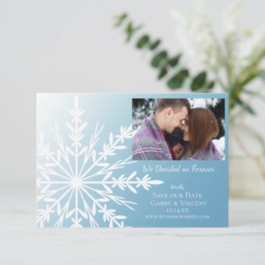 White Snowflake on Ice Blue Winter Wedding Save The Date (Staand voorkant)