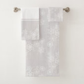 White Snowflake op Silver Winter Season Bad Handdoek (Insitu)