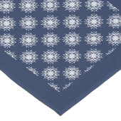 White Snowflake Pattern on a Midnight Blue Sky Korte Tafelloper (Hoek)