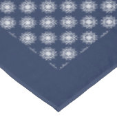 White Snowflake Pattern on a Midnight Blue Sky Tafelkleed (Gekanteld)