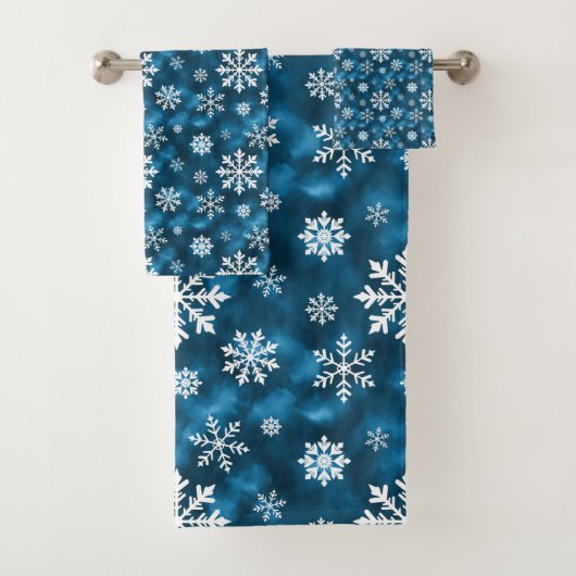White Snowflake Pattern On Blue Winter Bad Handdoek (Insitu)