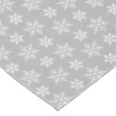 White Snowflake Pattern on Light Silver Grey Tafelkleed (Gekanteld)