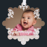 White Snowflakes Baby Foto Ornament Kaart<br><div class="desc">Mooie kerstversiering: voeg een foto van je baby,  jongen of meisje toe,  hun naam en het jaar. Witte sneeuwvlokken zijn op je foto gedrukt om het een prachtig wintergevoel te geven. Het malplaatje van de foto via Pixabay vergunning gegeven onder CC0 en moet met uw eigen foto worden vervangen</div>