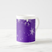 White Snowflakes Blue-Paars Backgd Bone China Mok (Voorkant rechts)