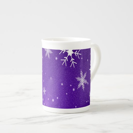 White Snowflakes Blue-Paars Backgd Bone China Mok (Voorkant rechts)