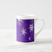 White Snowflakes Blue-Paars Backgd Bone China Mok (Rechts)