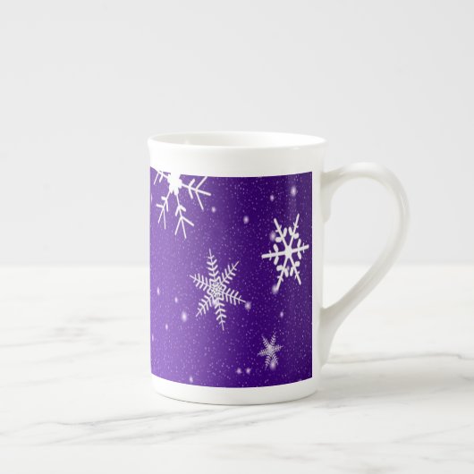 White Snowflakes Blue-Paars Backgd Bone China Mok (Rechts)
