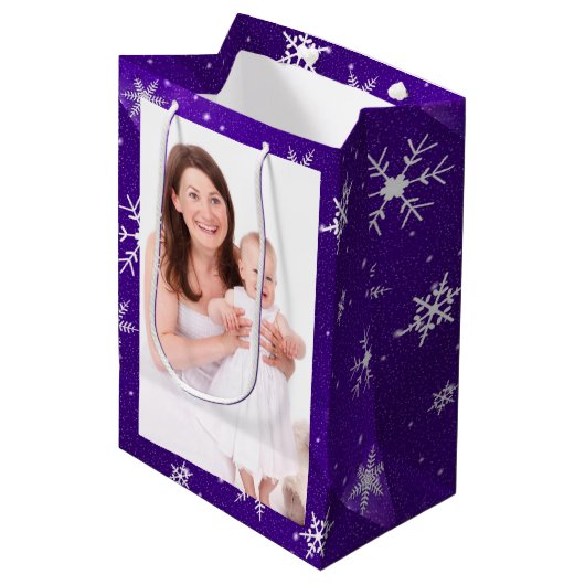 White Snowflakes Blue-Paars Backgrd Med Gift Bag Medium Cadeauzakje (Voorkant Gekanteld)