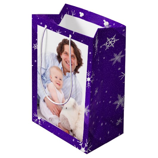 White Snowflakes Blue-Paars Backgrd Med Gift Bag Medium Cadeauzakje (Achterkant Gekanteld)