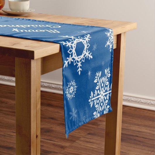 White Snowflakes Blue Table Runner Korte Tafelloper (Voorbeeld)