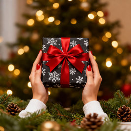 White Snowflakes On Black Background Christmas Cadeaupapier