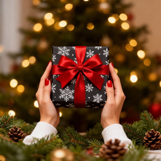 White Snowflakes On Black Background Christmas Cadeaupapier