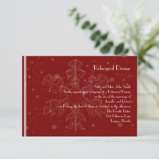 White Snowflakes on Cranberry Wedding Rehearsal Kaart (Staand voorkant)