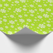 White Snowflakes on Green Winter Pattern Cadeaupapier (Hoek)