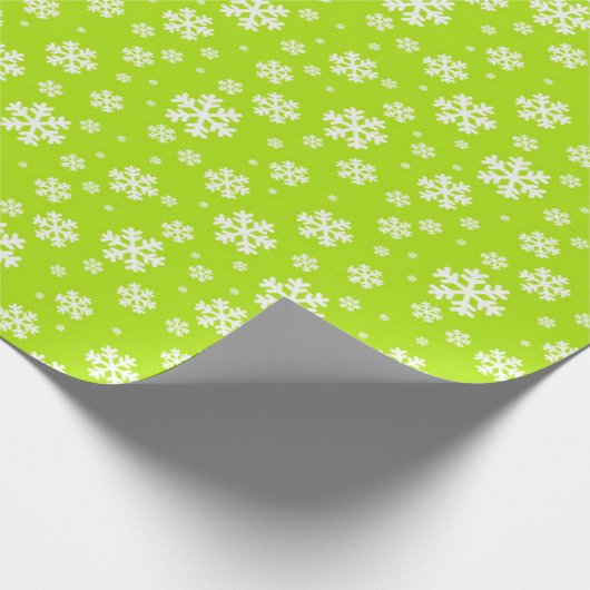 White Snowflakes on Green Winter Pattern Cadeaupapier (Hoek)