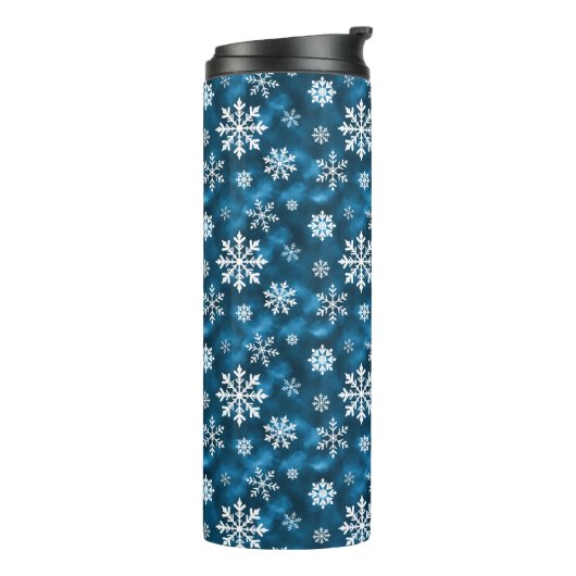 White Snowflakes On Icy Blue Winter Background Thermosbeker (Gedraaid links)