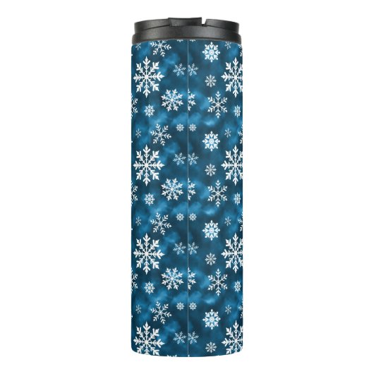 White Snowflakes On Icy Blue Winter Background Thermosbeker (Achterkant)