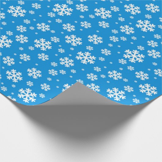 White Snowflakes on Mid Blue Winter Pattern Cadeaupapier (Hoek)