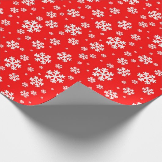 White Snowflakes on Red Winter Pattern Cadeaupapier (Hoek)