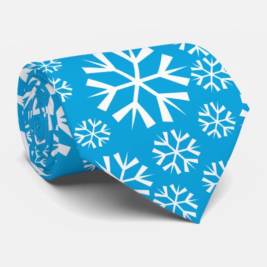 White Snowflakes Pattern on Blue Background Stropdas (Opgerold)