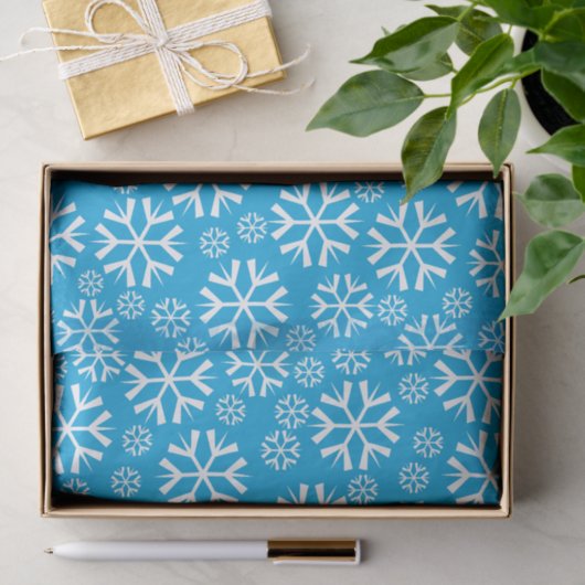 White Snowflakes Pattern on Blue Background Tissuepapier (Geschenk)