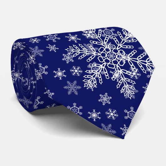White Snowflakes Pattern on Dark Blue Stropdas (Opgerold)